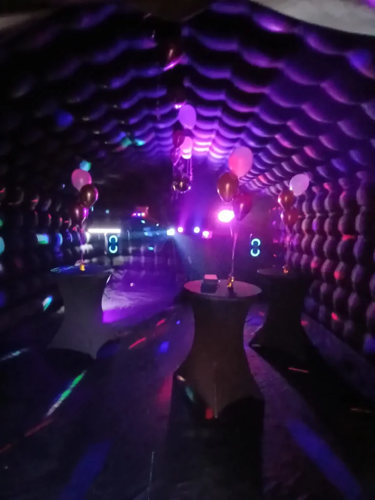 Aufblasbares Discozelt von innen mit Lichtshow mieten