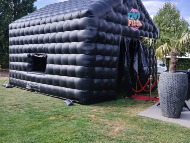 Aufblasbare Disco im Neon-Nightclub-Stil bei einer Firmenfeier im Garten