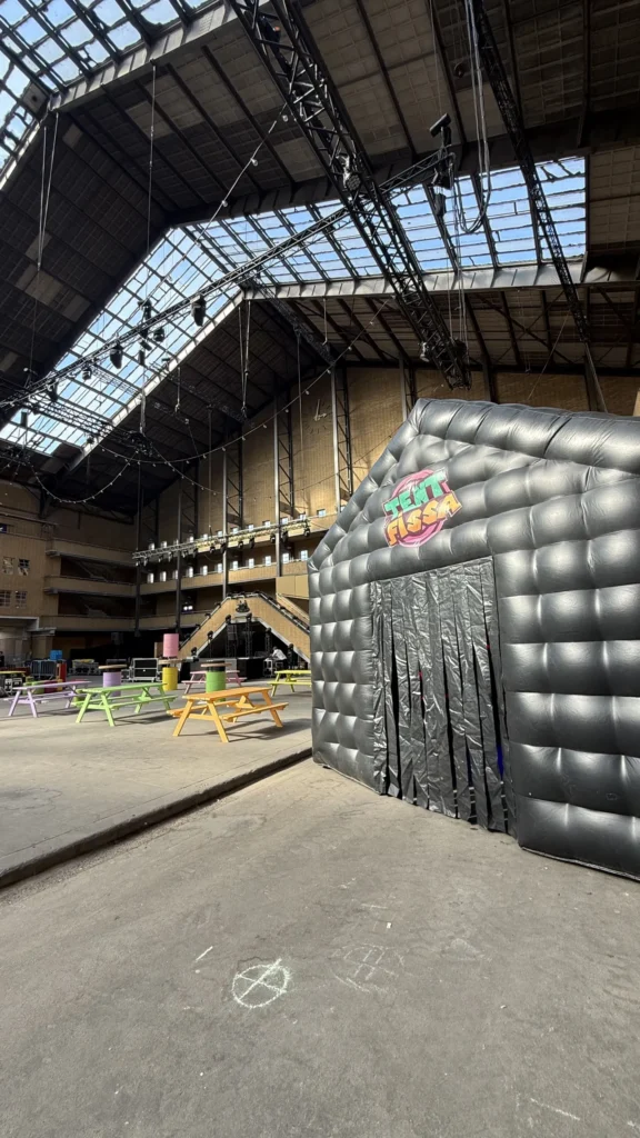 Aufblasbare Disco als Hingucker mitten in einer großen Halle