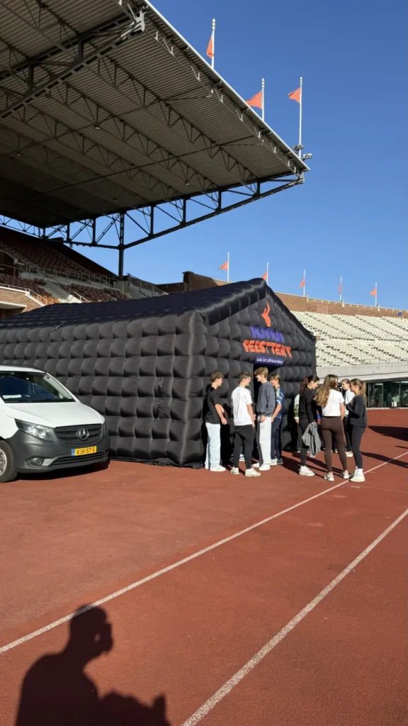 Zwei aufblasbare Discos bei einem Sporttag in einem Stadion