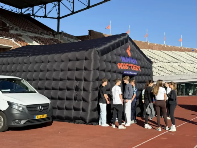 Zwei aufblasbare Discos bei einem Sporttag in einem Stadion