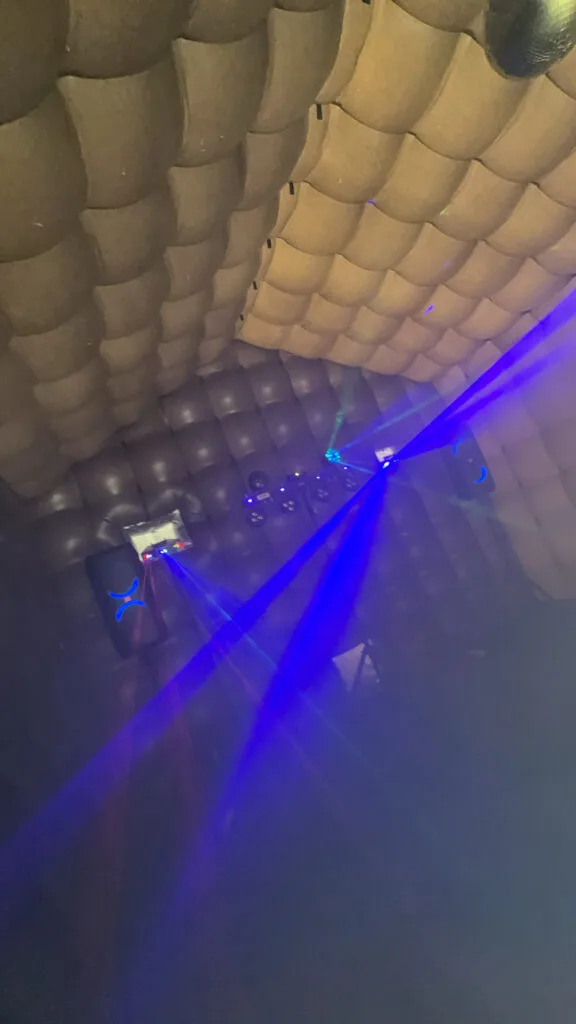 Innenansicht der aufblasbaren Disco mit Lasershow