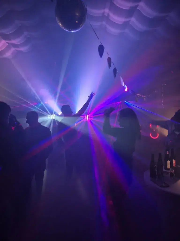Tanzfläche in der aufblasbaren Disco mit Discokugel