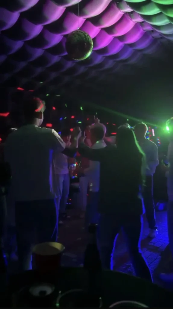 Club-Atmosphäre mit Disco-Beleuchtung im Inneren des Discozelts